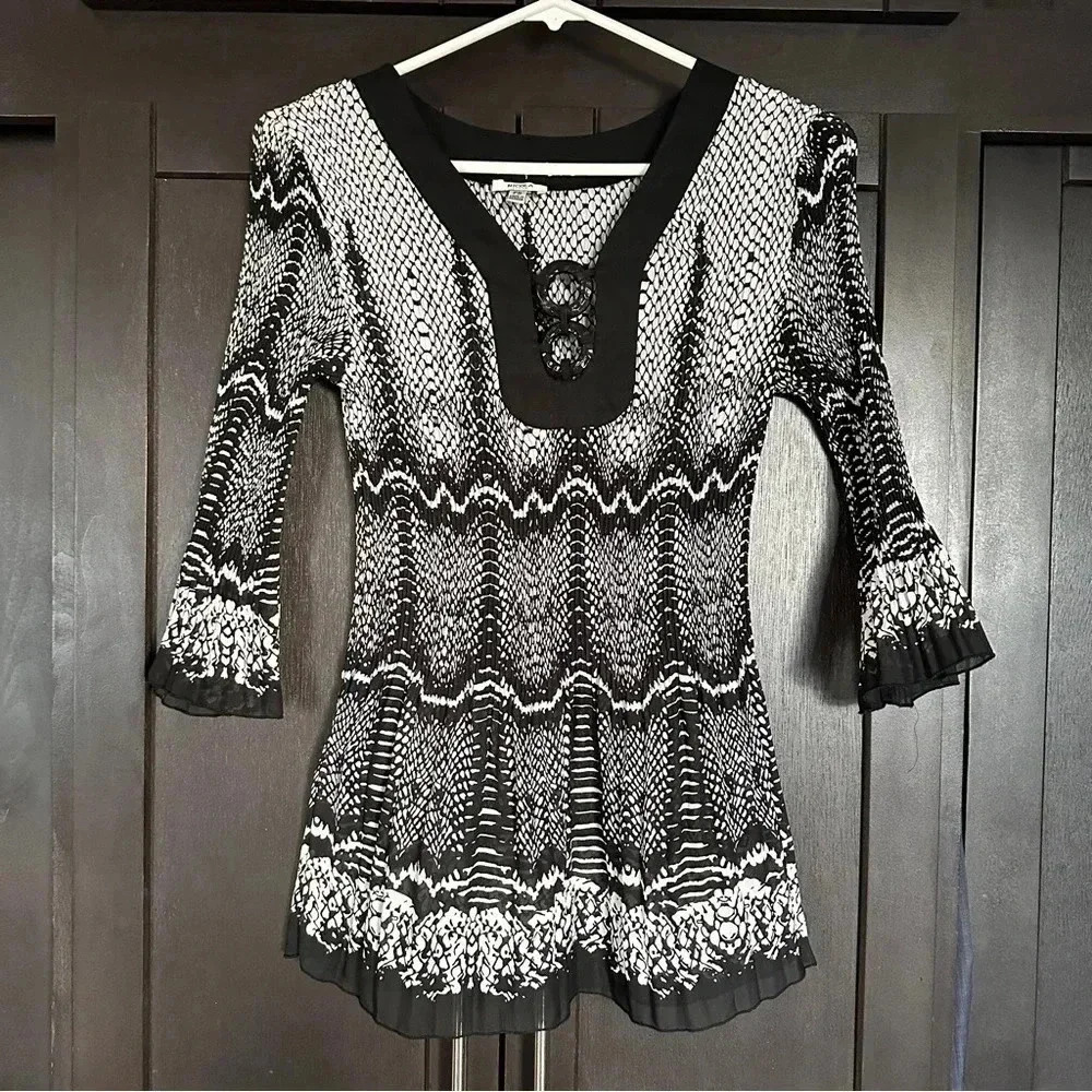 Nicola Petite Woman Accordion Blouse Size PS Stretch 3/4 Bell Sleeves